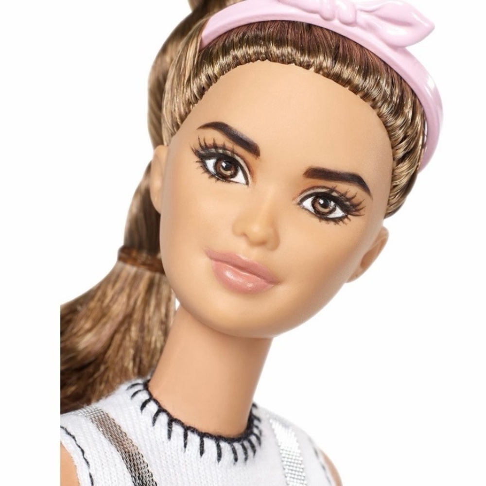 Barbie Fashionistas Doll with Silver Outfit - Picture 4 of 9